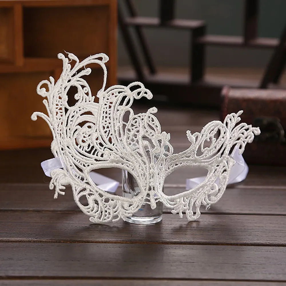 Máscara de mascarada blanca para mujer, máscara de media cara con encaje Floral hueco para evento de ojos, máscaras de Cosplay para Halloween, suministros festivos para fiestas de animales