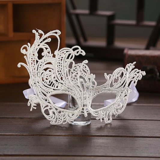 Máscara de mascarada blanca para mujer, máscara de media cara con encaje Floral hueco para evento de ojos, máscaras de Cosplay para Halloween, suministros festivos para fiestas de animales